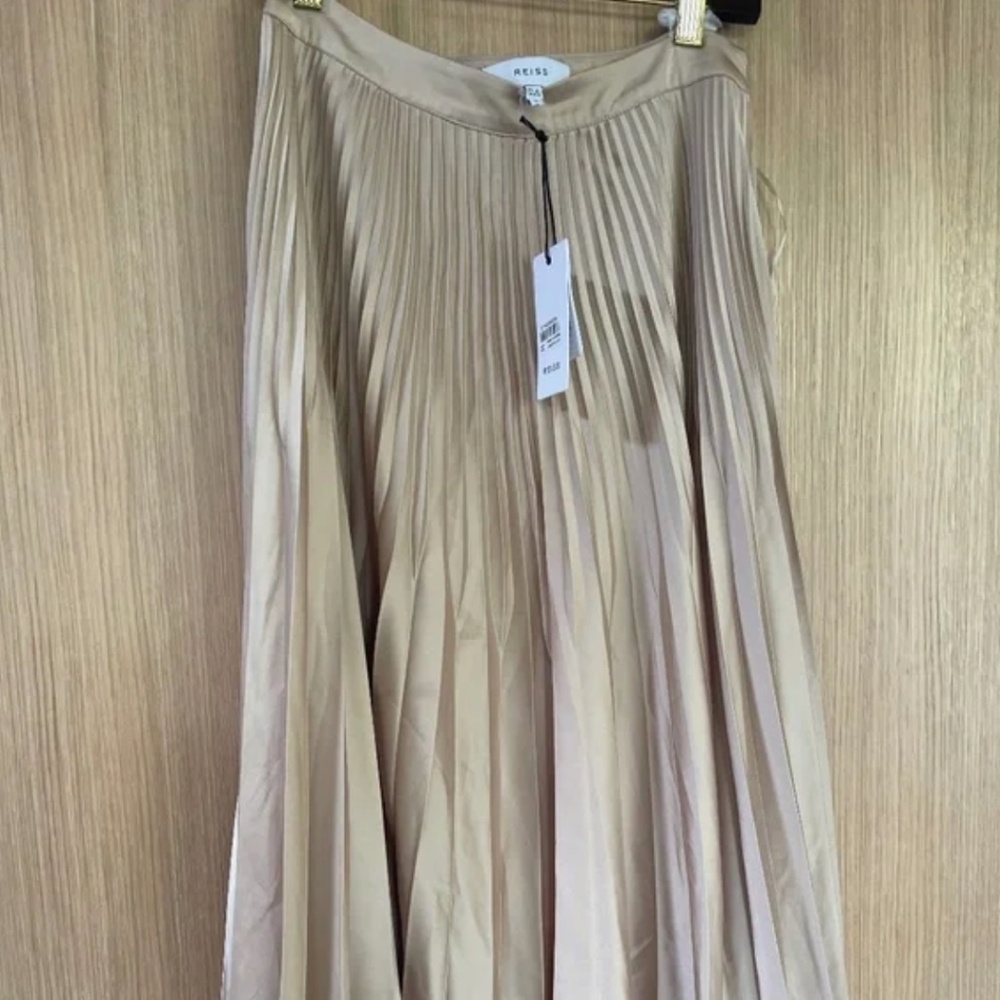 Gorgeous NWT Cream Reiss Pleated Skirt